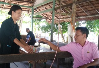 Mahasiswa Aceh Singkil saat melakukan aksi solidaritas pengalangan dana untuk muslim rohingya didaerah setempat.
