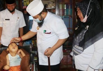 Walikota Bengkulu Helmi Hasan saat memberikan bantuan kursi roda kepada penyandang disabilitas