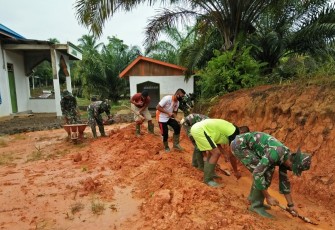 Awali Dengan Pembuatan Saluran Air, Satgas TMMD Rehab Masjid Hidayatullah Desa Makmur