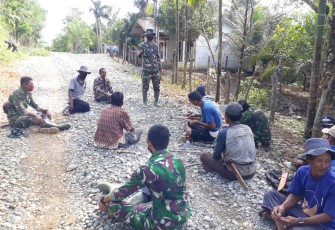 Kebersamaan Ibu-Ibu Desa Lango Bersama Satgas TMMD Menyiapkan Nasi Bungkus