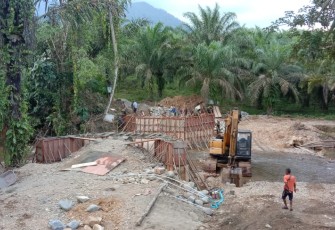 Kejar Target, Pembuatan Jembatan di Hari ke-3 TMMD 108 Kodim 0203/Lkt Capai 36 Persen