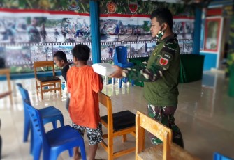 Kehadiran bapak-bapak Tentara di  Satgas TMMD menjadi idola bagi anak-anak desa Bontorappo