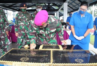 Danlantamal VIII Manado saat tanda tangan prasasti peresmian masjid Al Jabar Yonmarhanlan VIII Bitung
