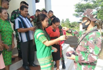 Selain Ingatkan Pentingnya Protokol Kesehatan Satgas TMMD Juga Bagikan Masker Ke Warga Desa