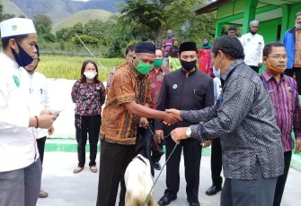 Penyerahan hewan qurban kepada Umat Muslim di Samosir