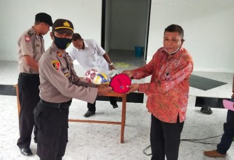 Kapolres SBB Serahkan Bantuan Kepada IPMAL dan Pemuda Desa Latu