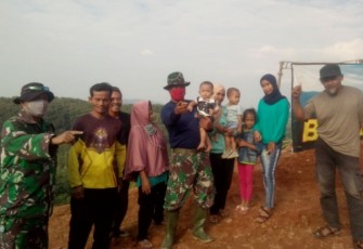 SATGAS TMMD GENDONG ANAK UNTUK LEPAS RINDU