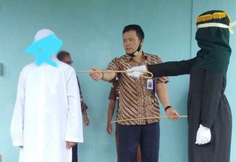 Salah seorang terhukum oknum guru menjalani hukum cambuk yang dilaksanakan di LP Aceh Singkil.