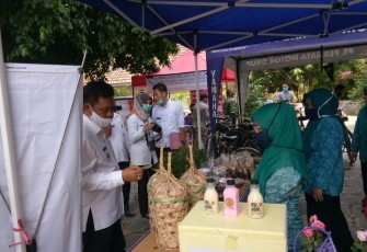 Wakil Bupati saat menemui stan/posko PKK yang menyajikan beberapa olahan makanan serta kerajinan kreatif lainnya