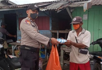 Personel Polres Lingga Bagi nasi bungkus