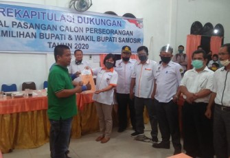 KPUD Samosir menyerahkan hasil Rekapitulasi kepada Tim Marguna