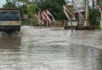 Jalan dan fasilitas umum perkantoran di Kecamatan Singkil Utara Kabupaten Aceh Singkil terendam banjir.