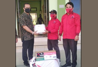 Ketua DPC Partai PDI Perjuangan Aceh Singkil Taufik A.Md didampingi anggota DPRK lainnya saat menyerahkan APD kepada Direktur RSUD Setempat.