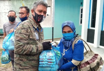 Bupati Bintan Apri Sujadi saat menyerahkan paket sembako ke salah satu warga