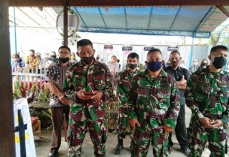 Danramil saat hadiri ibadah pemakaman bersama personil Koramil 1310-01/Bitung