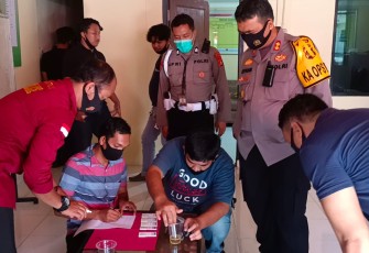 Kapolres Musirawas AKBP Efrannedy memimpin Test Urine dan kelengkapan senpi personel Satres Narkoba Polres Musirawas Rabu(19/8).