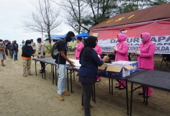Satuan Brimob Polda Bengkulu dan Bhayangkari Bagikan Paket Makanan kepada Masyarakat