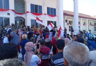 Ratusan warga pasca gelar aksi di kantor Bupati Asahan