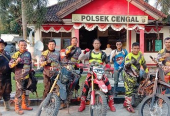 Kapolres dan anggotanya saat menyambangi Mapolsek Cengal