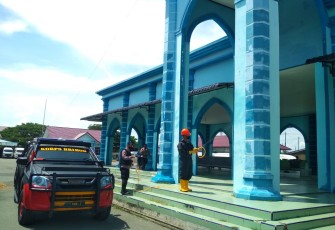 Personel Satbrimob Polda Aceh Semprot Disinfektan di Terminal Cegah Corona