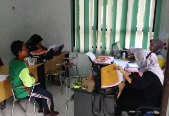 Terduga pelaku saat diperiksa penyidik