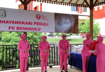 Ketua Bhayangkari Berikan Tali Asih ke Bhayangkari Sat Brimobda Polda Bengkulu yang Ditinggal BKO Papua dan Sudan