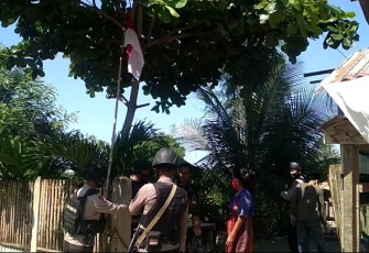 Brimob Sosialisasi Protokol Kesehatan serta Bagikan Masker dan Bendera Merah Putih