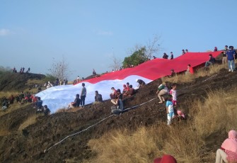 Pembentangan Bendera Merah Putih raksasa di Bukit Platar Ombo Desa Gentan Kecamatan Bulu Kabupaten Sukoharjo dalam rangka menyongsong HUT Ke-75 Republik Indonesia