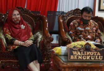 Staf Ahli Bidang Pemerintahan Kota Bengkulu Matriyani Amran  