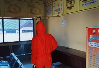 Polres Rejang Lebong Semprot Desinfektan di Ruang Pelayanan Publik