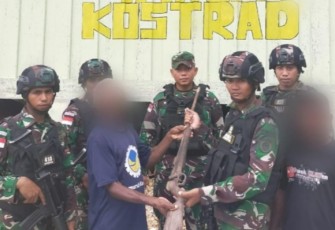 AT (45) dan NJ (23) warga Koya Barat Jayapura saat menyerahkan temuan senjata rakitan sejenis Mauser Kepada Satgas Yonif 413 Kostrad. (Foto : Istimewa)