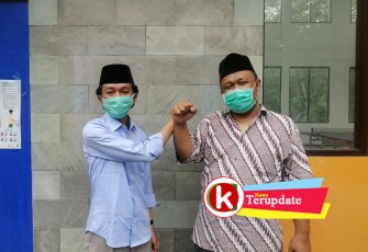Mas Sugik (kiri) dengan Kang Azis (kanan) (foto: Faisal NR / Klikwarta.com) 