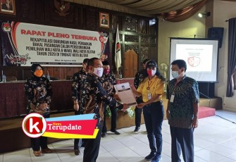 Lisminingsih-Teteng (kanan) di Forum Rapat Pleno KPU Kota Blitar (foto: Faisal NR / Klikwarta.com) 