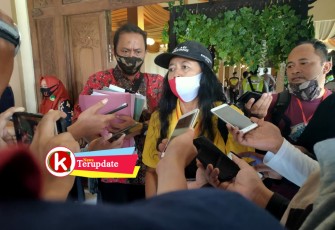 Lisminingsih Dikonfirmasi Awak Media (foto: Faisal NR / Klikwarta.com) 