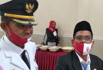 Ketua DPRK Aceh Singkil Hasanuddin Aritonang (kanan) bersama Wakil Bupati Sazali.