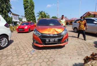 Mobil Ayla terparkir saat diamankan polisi