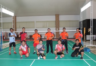 Polda Bengkulu dan RB Media Group Tanding Badminton