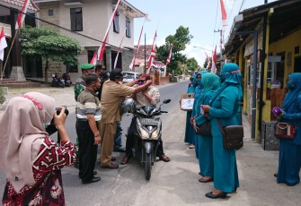 Pembagian masker gratis kepada warga Ngunut