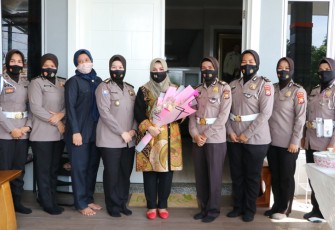 Polwan Polda Bengkulu Anjangsana dan Silaturahmi Ibu Asuh Pada Masanya