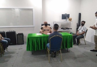 Kepala Kejaksaan Negeri Bitung yang didampingi oleh kasi Intel dan kasipidsus saat memeriksa tersangka yang juga didampingi oleh kuasa hukumnya