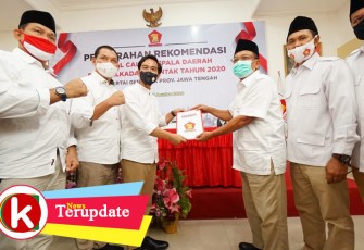Bakal Calon Walikota Solo Gibran Rakabuming Raka dan Bakal Calon Wakil Wali Kota Solo Teguh Prakosa saat berada di kantor DPD Gerindra Semarang Jawa Tengah. (Foto : Istimewa)