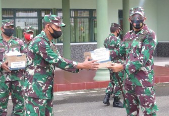 Dandim 0105/Aceh Barat Serahkan Masker Secara Simbolis Kepada Para Danramil