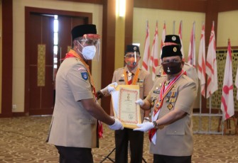 Bupati dan Wakil Bupati Bintan Terima Penghargaan Lencana Melati dari Kwarnas