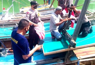 Polsek Singkep Barat Beri Bendera Merah Putih ke Komunitas Nelayan