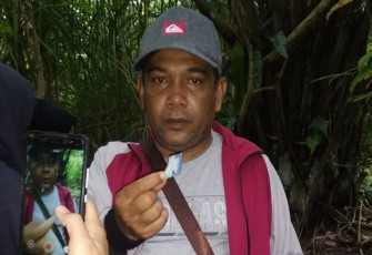 Kabid Kebudayaan Disdikbud Aceh Singkil M Najur memperlihatkan pecahan peninggalan sejarah Singkil Lama.