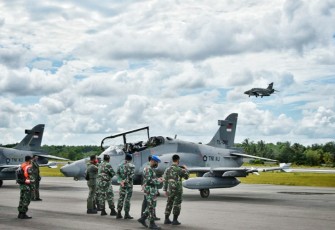 4 Pesawat Tempur Hawk 100/200 TNI AU Latihan Terbang Jelajah di Langit Tanjungpinang