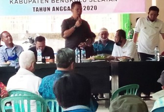 Kasi Pemerintahan Kecamatan Seginim Jardi menyampaikan sambutan