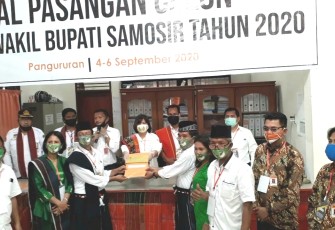 Penyerahan berkas pendaftaran Bakal Pasangan Calon Marguna di Kantor KPUD Samosir Minggu (06/09)