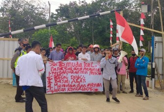 Massa saat aksi demo