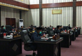 Anggota DPRK Aceh Singkil saat mengikuti rapat paripurna penyampaian pandangan umum terhadap nota keuangan anggaran perubahan 2020.
